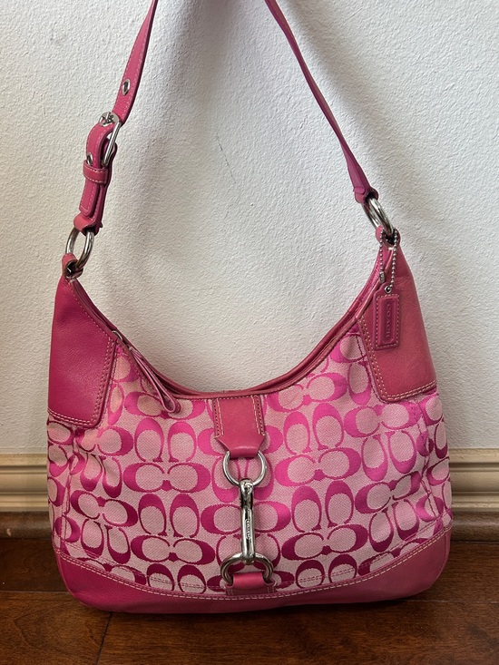 Coach Handbags - Vintage pink Coach Signature Hamptons shoulder bag